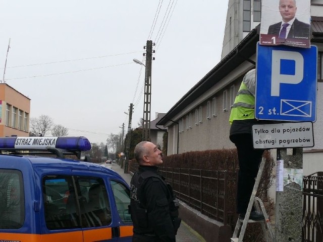 Wtorek rano, ulica Świętej Barbary. Strażnicy miejscy zaczynają usuwanie plakatów wyborczych ugrupowania Polska Jest Najważniejsza.