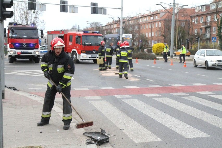 Wypadek na skrzyżowaniu al. Hallera i ul. Ojca Beyzyma