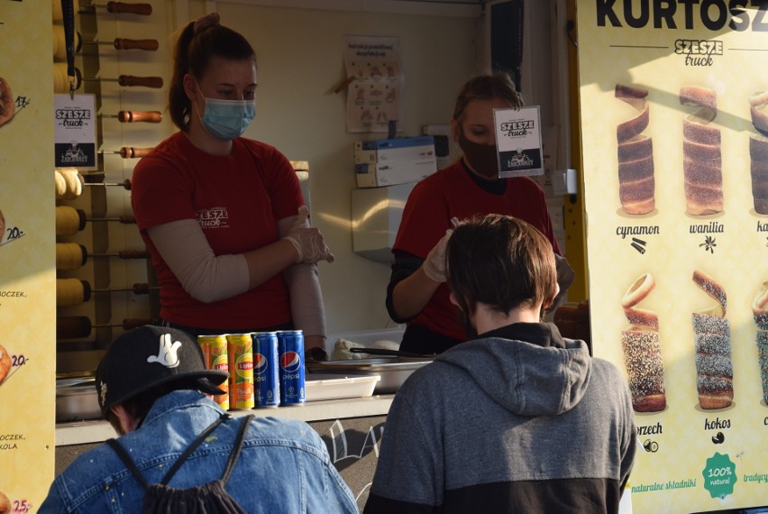 Kędzierzyn-Koźle. Rozpoczął się zlot food trucków. Klientów przybywa z godziny na godzinę. Na miejscu była policja