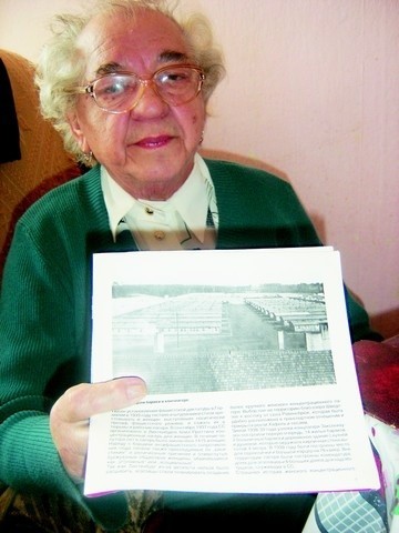 Obóz był otoczony drutem. Więźniarki mieszkały w barakach -pokazuje zdjęcia pani Alina.