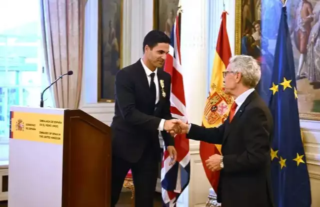 Trener Arsenalu Londyn Mikel Arteta odbiera gratulacje od ambasadora Hiszpanii w Wielkiej Brytanii Jose Pascuala Marco po odznaczeniu go Krzyżem Oficerskim Orderu Izabeli Katolickiej