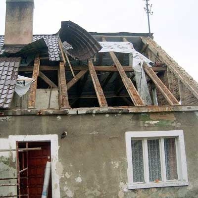 Wiatr wiał z prędkością 135 km/godz. Łamał drzewa, przenosił płoty, zrywał linie energetyczne... W Lisowie koło Słubic zniszczył dach domu, w którym mieszka Tomasz Pietrow.