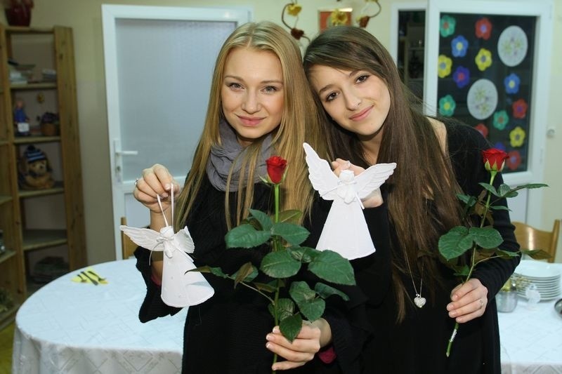 Natalia Jakubowska i Klaudia Hendel z różami i pamiątkowymi...