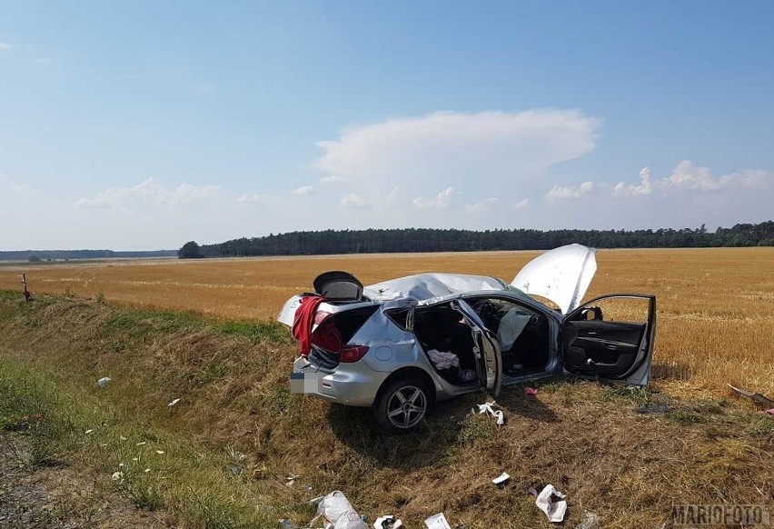 Wypadek w Dąbrówce. Dachował samochód osobowy. Dwie osoby ranne