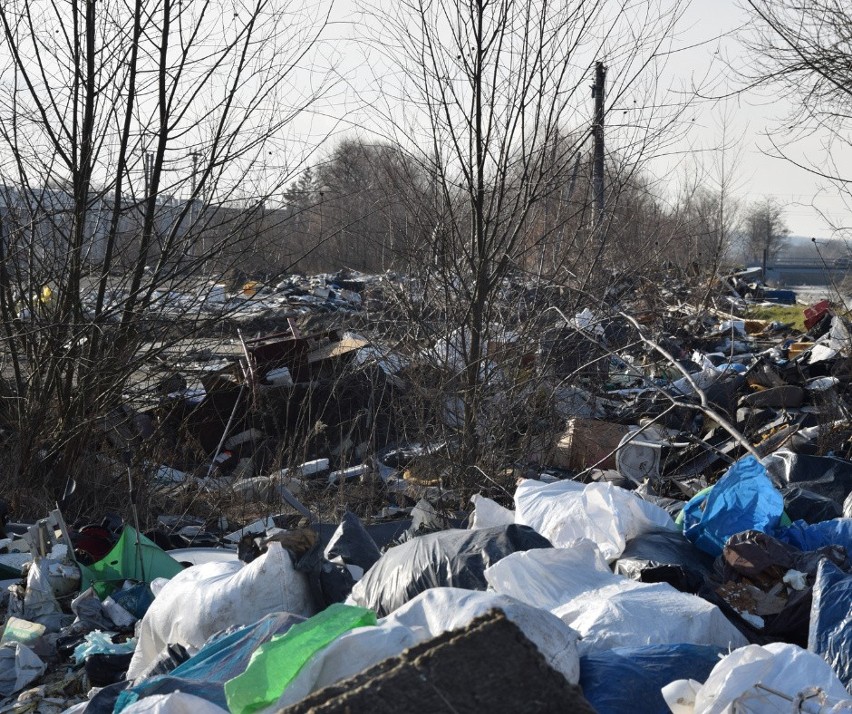 Puszki po farbach i lakierach, sterty żęlastwa, materiały...