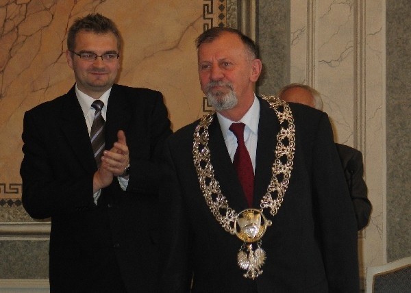 Nowemu przewodniczącemu Rady Miejskiej w Przemyślu Janowi Bartmińskiego insygnia władzy przekazał przewodniczący poprzedniej kadencji, czyli Rafał Oleszek.