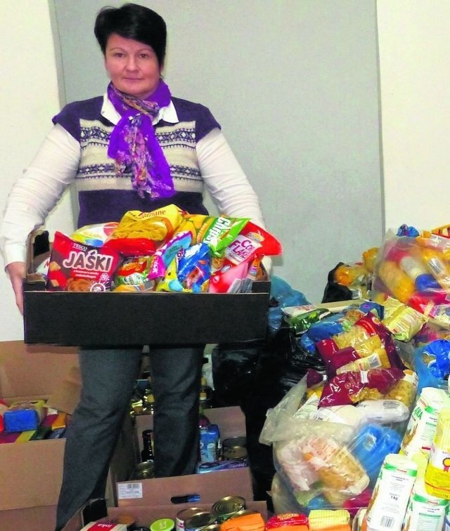  Barbara Lipnicka ze skarżyskiego oddziału PCK z efektem przedświątecznej zbiórki w skarżyskich supermarketach.