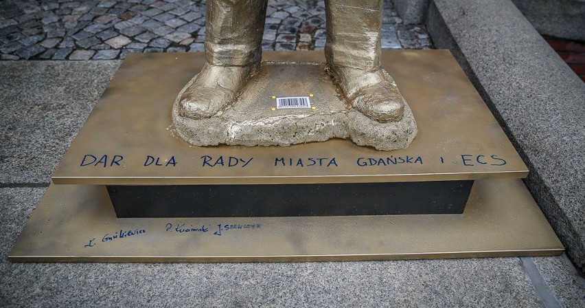 Przedstawiciele "Solidarności" ze złotym pomnikiem Donalda Tuska pod Radą Miasta Gdańska. To protest w sprawie uchwał o księdzu Jankowskim