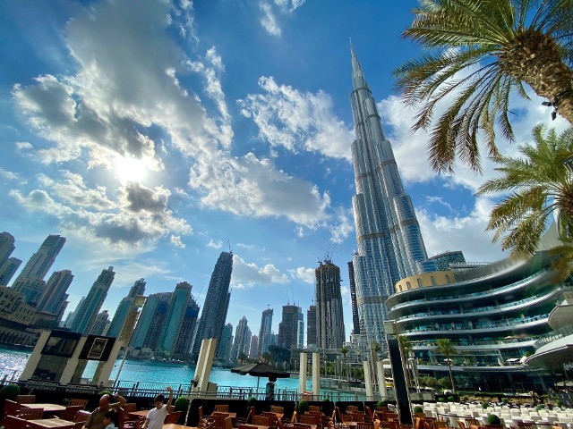 Dubaj to jedno ze światowych centrów handlu i turystyki. Od 1 października 2021 do 31 marca 2022 trwa w mieście wystawa światowa Expo 2020.