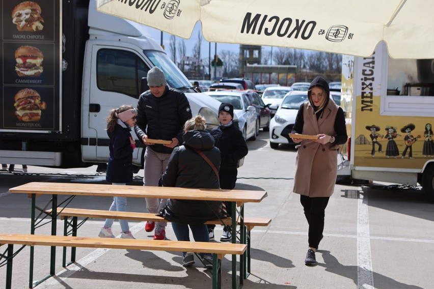 Smakowity początek wiosny w Lublinie. Na parkingu przy Felicity trwa zlot food trucków. Zobacz zdjęcia