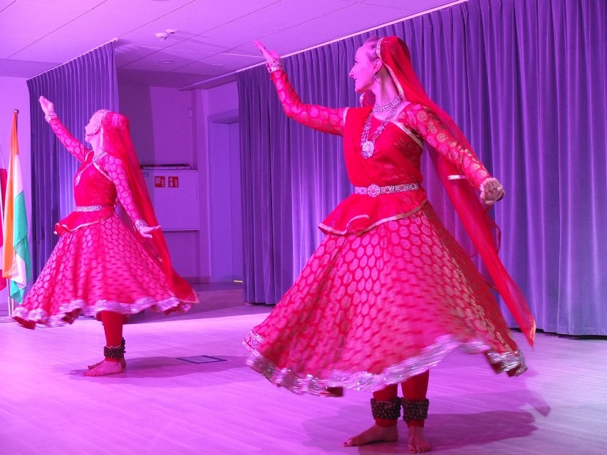 Jednym z hitów wieczoru okazały się pokazy tańca hinduskiego...