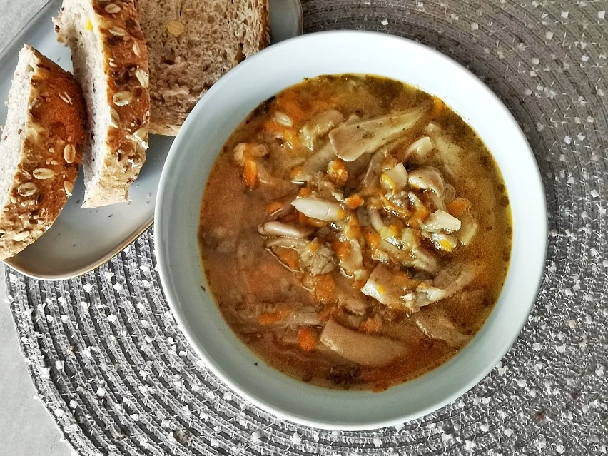 Flaczki to znana i lubiana polska zupa z cienkimi paskami...