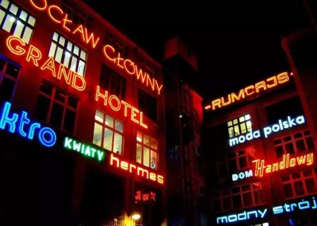 Warto wybrać się do Neon Side i obejrzeć neony, które kiedyś zdobiły Wrocław. Na jakich budynkach wisiały? Przeczytajcie na kolejnych slajdach >>>