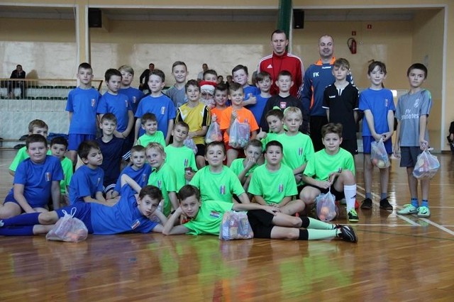 Uczestnicy sobotniego mikołajkowego turnieju, który odbył się w Małogoszczu.
