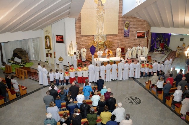 Msza święta w Wielki Czwartek w kościele Trójcy Przenajświętszej w Stalowej Woli