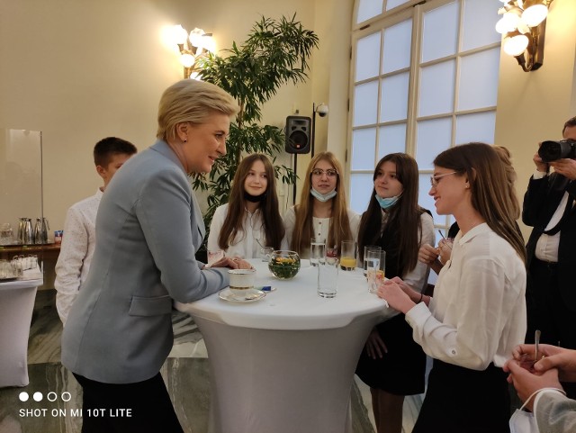 Uczniowie szkoły w Borkowie pytali prezydentową Agatę Kornhauser - Dudę  o czas wolny, emocje  i zmiany towarzyszące jej od momentu, gdy jej mąż, Andrzej Duda został prezydentem Polski.