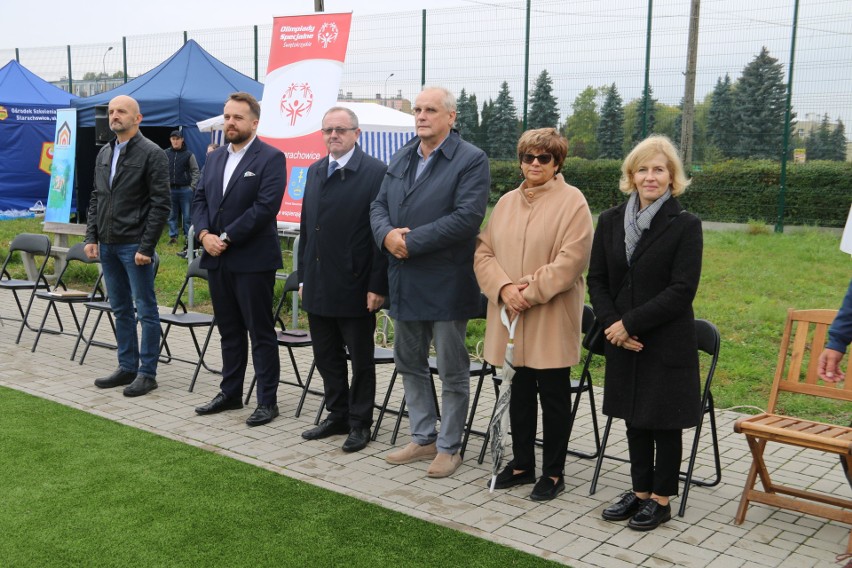 Olimpijska walka w duchu fair play w Starachowicach. Przyjechało 120 zawodników z województwa. Grają w piłkę nożną i golfa. Zobacz zdjęcia