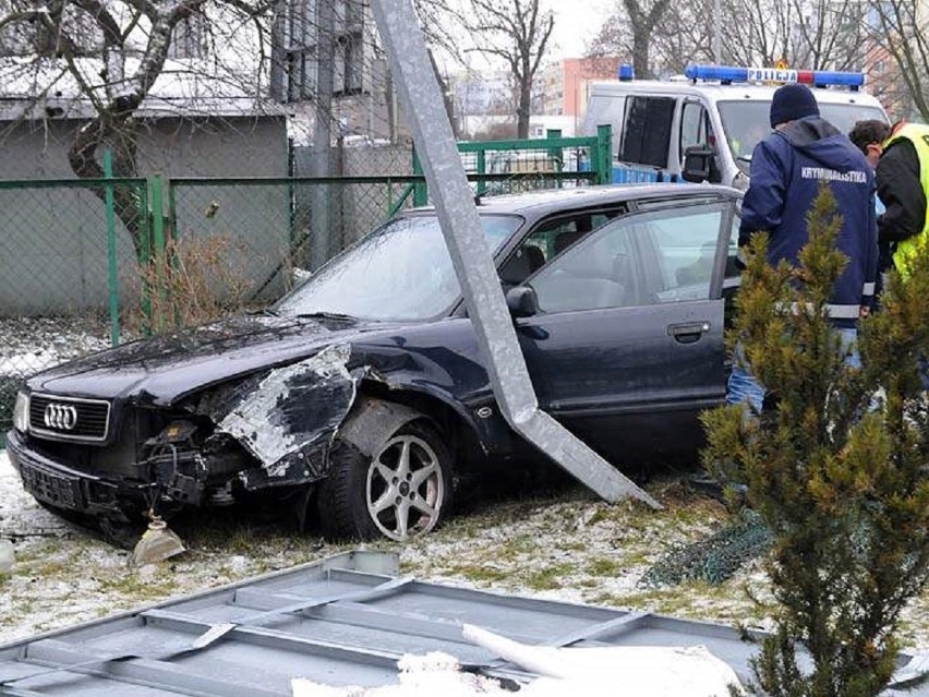 Nietrzeźwy kierowca audi najpierw uderzył w billboard a...