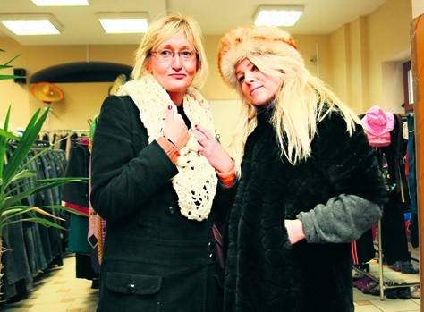 Anna Lasek (z lewej) i Kasia Zdrojewska kupiły szal i...