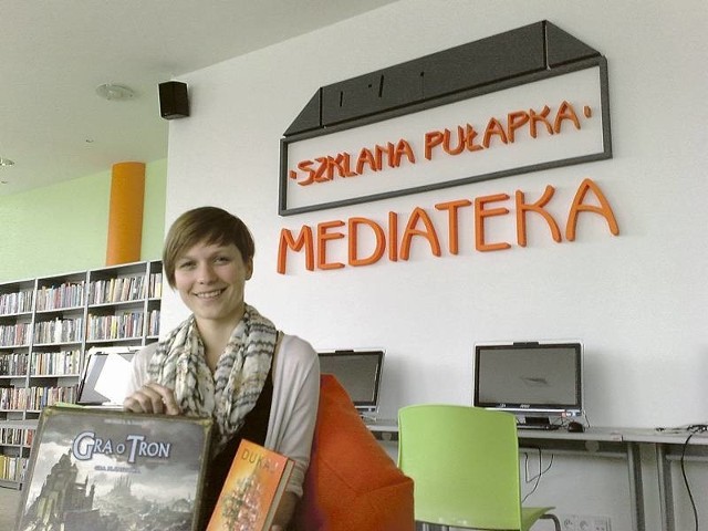 Marta Bieława, kierownik kolejnej mediateki Biblioteki Norwida, zaprasza do Palmiarni. Warto dać się uwięzić w Szklanej Pułapce.