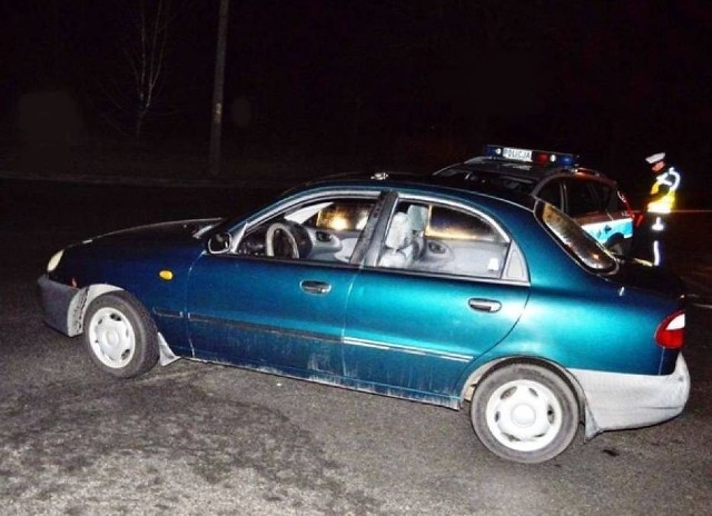Kierowany przez mężczyznę daewoo lanos uderzył w tył mazdy. Kierowca był kompletnie pijany, miał 3,5 promila alkoholu w organizmie