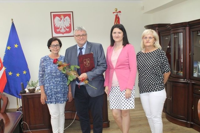 Piotr Wiśniewski otrzymał oficjalny akt powierzenia stanowiska dyrektora Zespołu Szkół Nr 1 im. Anny Wazówny w Golubiu-Dobrzyniu na okres 5 lat szkolnych.