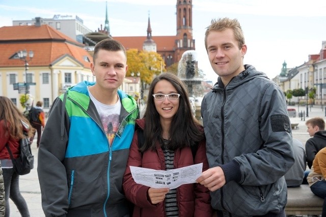 To fajne, że poprzez udział w tym projekcie możemy podszkolić angielski, poznać ludzi z innych krajów i ich kulturę - mówił Rafał Abramowicz, uczeń IX LO ( z lewej). Obok Nur Ozluk i Jan Hengmith