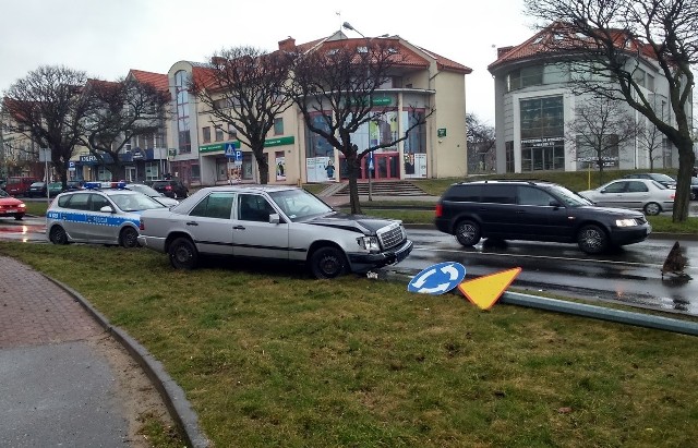 2,5 promila wydmuchał kierowca, który na skrzyżowaniu ul. Sobieskiego z al. 3 Maja w Słupsku wpadł na przydrożną lampę.