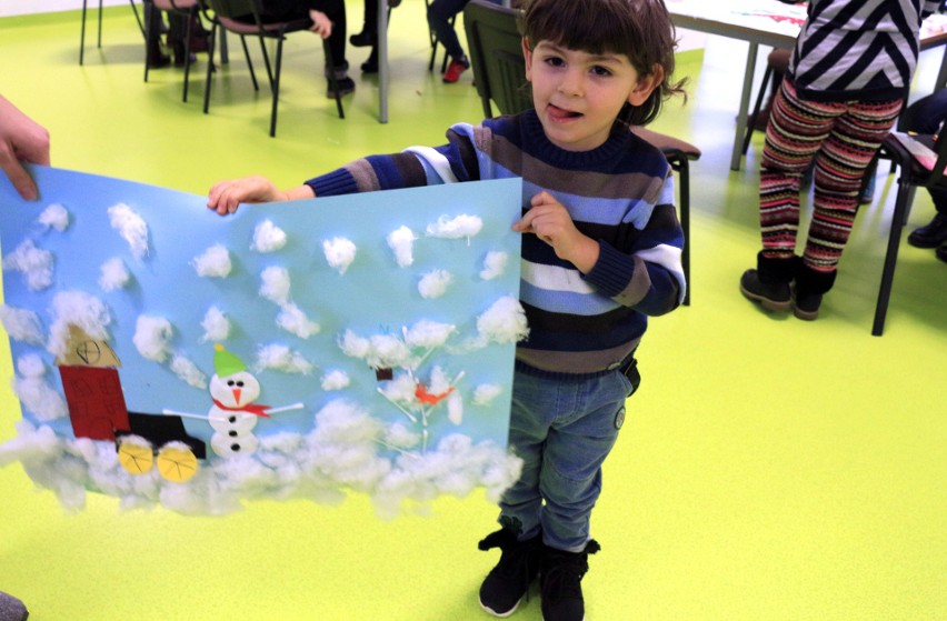 W ramach atrakcji na ferie zimowe dzieci tworzyły obrazy na...