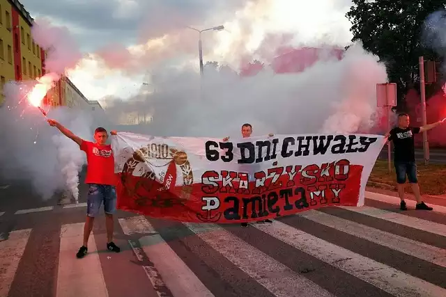 Tłumy ludzi, zatrzymany ruch, biało-czerwone race, dźwięki klaksonów, a w tle syreny strażackie – tak 1 sierpnia o godzinie 17 wyglądało uhonorowanie pamięci powstańców warszawskich przez mieszkańców Skarżyska-Kamiennej. To wydarzenie to inicjatywa kibiców piłkarskich. ZOBACZ NA KOLEJNYCH SLAJDACH>>>Kilkaset osób zgromadziło się na jednym z największych skarżyskich skrzyżowań, ulic Piłsudskiego z Krasińskiego, aby uczcić Godzinę „W”, czyli godzinę wybuchu powstania warszawskiego.Kibice zapalili biało-czerwone race, motocykliści i kierowcy włączyli klaksony i skrzyżowanie zasnuło się białym i czerwonym dymem. Na chodnikach zgromadziło się mnóstwo skarżyszczan. Wiele osób miało flagi lub patriotyczne ubrania.Taki sposób uczczenia Godziny „W” to inicjatywa kibiców Granatu Skarżysko i zaprzyjaźnionego ze skarżyskim Widzewa Łódź. Dołączają się skarżyscy motocykliści z klubów Road Runners i Daggers.