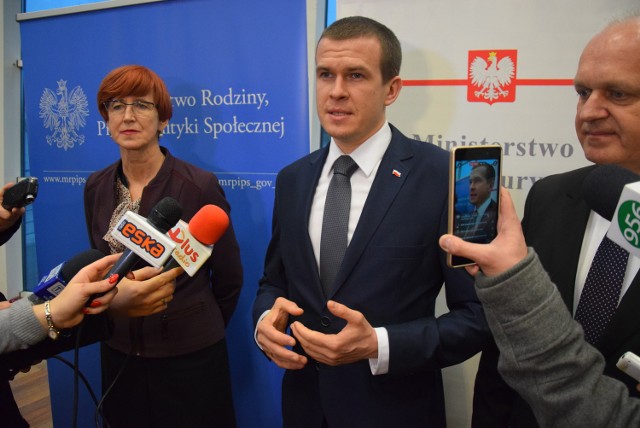Witold Bańka (w środku) przyjechał do Gorzowa na zaproszenie minister rodziny, pracy i polityki społecznej Elżbiety Rafalskiej.