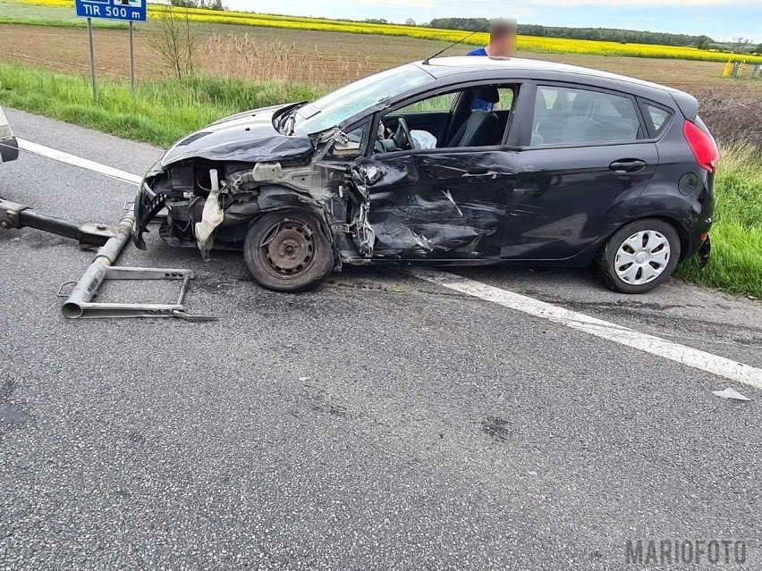 Wypadek na obwodnicy Opola we Wrzoskach. Zderzenie trzech samochodów. Cztery osoby, w tym dziecko, trafiły do szpitala