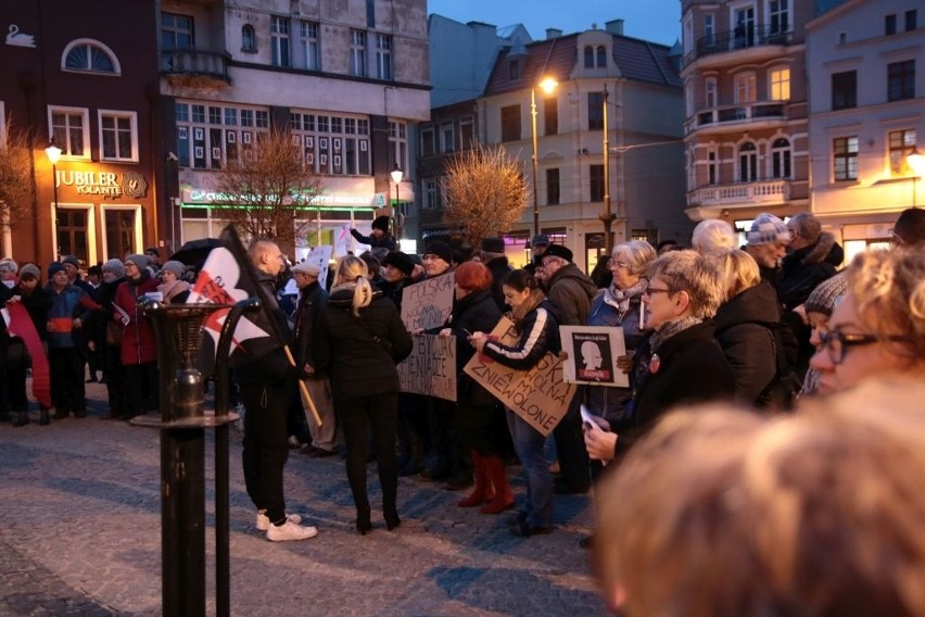 Około pół tysiąca kobiet, a wśród nich kilkudziesięciu...