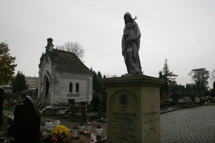 Cmentarz parafialny w Ostrowi