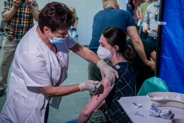 Sprawdziliśmy, jak przebiega akcja szczepień w poszczeg&oacute;lnych gminach woj. śląskiego. Dokładnych danych dla gmin z najlepszym i najsłabszym wynikiem w regionie szukajcie w naszej galerii. Zobacz kolejne zdjęcia/plansze. Przesuwaj zdjęcia w prawo - naciśnij strzałkę lub przycisk NASTĘPNE