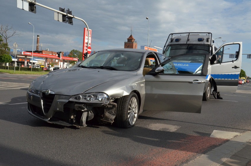 Wrocław: Wypadek na Borowskiej. Samochód zderzył się z motocyklem (ZDJĘCIA)