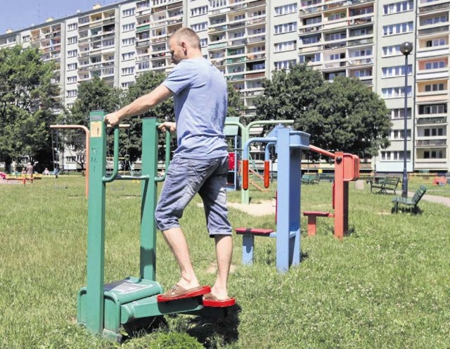 Z siłowni na wolnym powietrzu korzystają osoby w różnym wieku