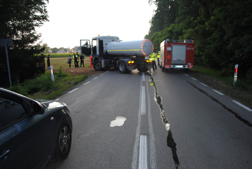 Nowy Krasnosielc: zderzenie z tirem. Nie żyje 27-letni motocyklista