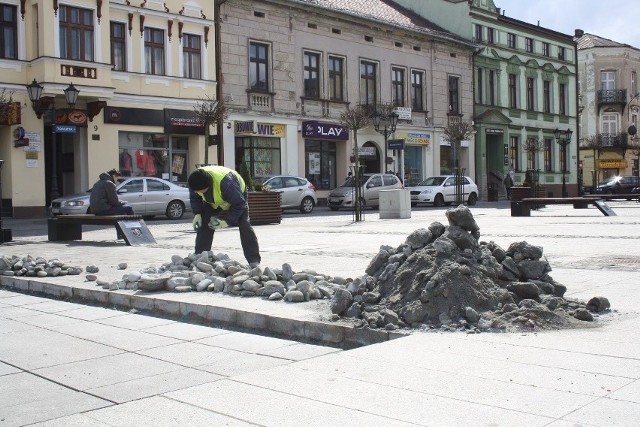 Takie obrazki naprawy nawierzchni na głównej płycie to był częsty obrazek na Rynku w Oświęcimiu w ostatnich latach