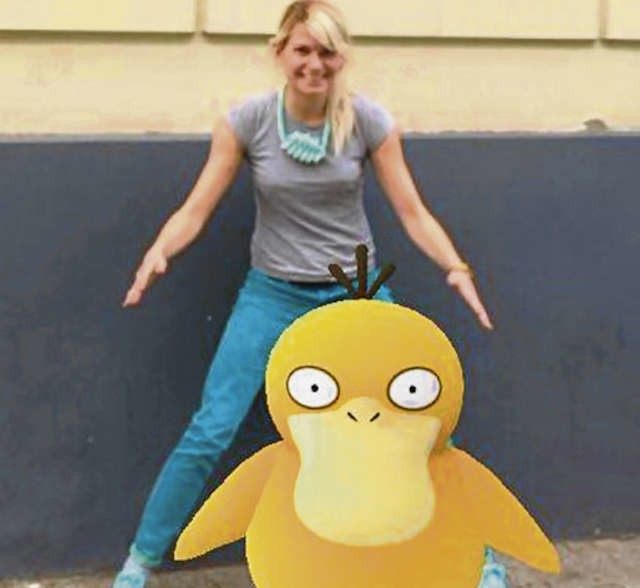 Kasia Kosmos ze „złowionym” Pokemonem Psyduckiem. Zdjęcie - zrzut z ekranu telefonu