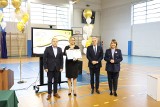 Szkoła Podstawowa nr 1 w Porębie skończyła 100 lat! Otrzymała od sejmiku województwa śląskiego Złotą Odznakę za zasługi. WIDEO i ZDJĘCIA
