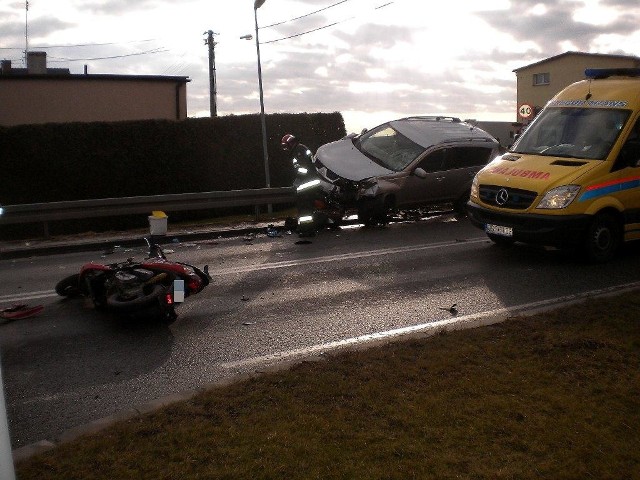 Wypadek w Krapkowicach. Kierujący motorowerem, skręcając w ulicę Górną nie ustąpił pierwszeństwa kierowcy mitsubishi. Prowadzącemu ten samochód nie udało się uniknąć wypadku i potrącił kierującego jednośladem. Odbijając w prawo uderzył też w stojącego poloneza.