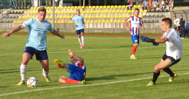 Tak Mateusz Dziubek (z lewej) nie wykorzystał pierwszej 100-procentowej sytuacji dla buskiego Zdroju w meczu z Wisłą Sandomierz.