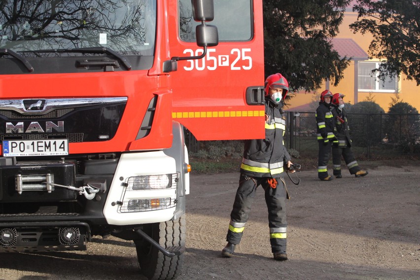 Strażacy w niedzielę od godziny 8 toczą nierówną walkę z...