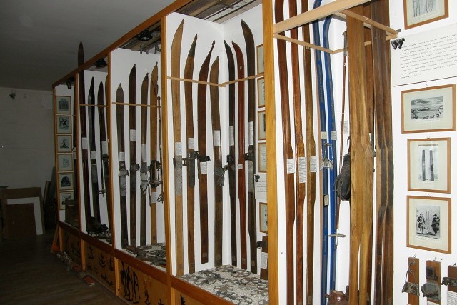 Narty do muzeum przekazał prof. Zbigniew Bielczyk. To jedna z najbogatszych kolekcji sprzętu narciarskiego w Polsce