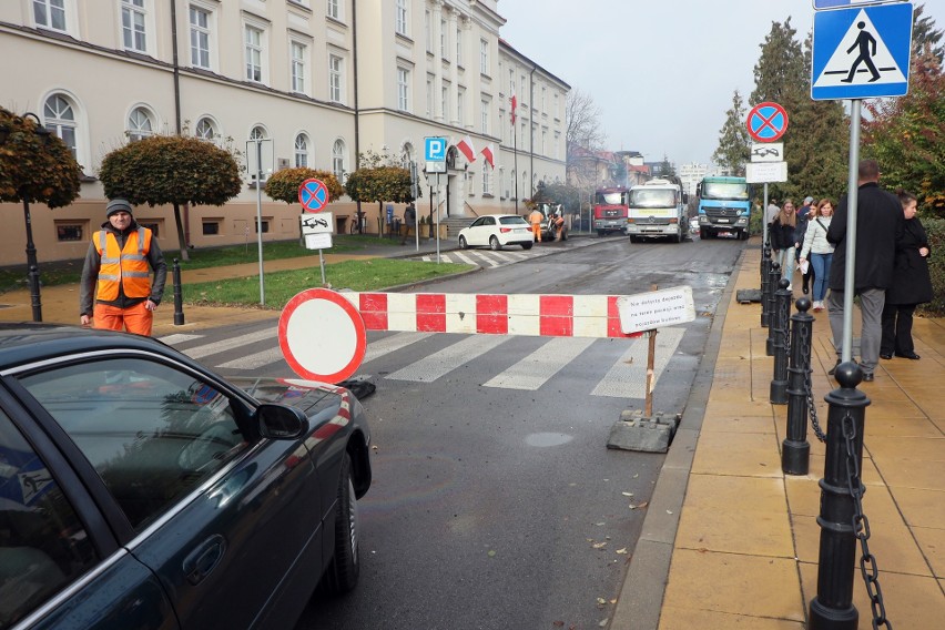 Zamknięta dla ruchu ważna ulica w centrum Lublina. Drogowcy wymieniają asfalt na nawierzchni      