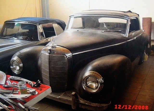 Złodzieje związali ochroniarza, a potem wyprowadzili zabytkowe auto i wepchnęli je na lawetę. Mercedes 300 S coupe z 1953 roku był jednym z 216 zachowanych egzemplarzy na świecie i czekał w garażu na renowację.