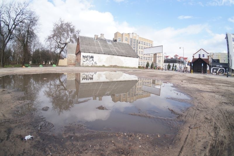 Parking powstaje na terenie obok Motopubu, naprzeciwko Rynku...