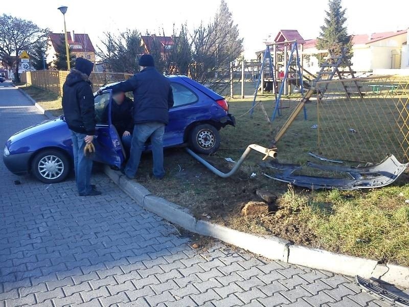 Kraksa w Kostrzynie. Auto uderzyło w płot przedszkola