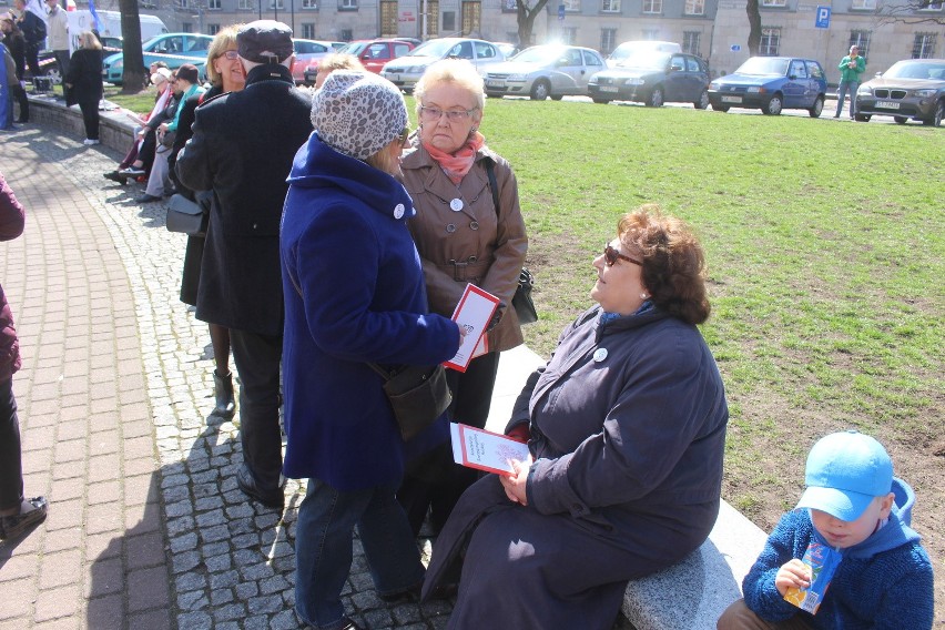 Działacze i sympatycy KOD manifestują w Katowicach na placu...